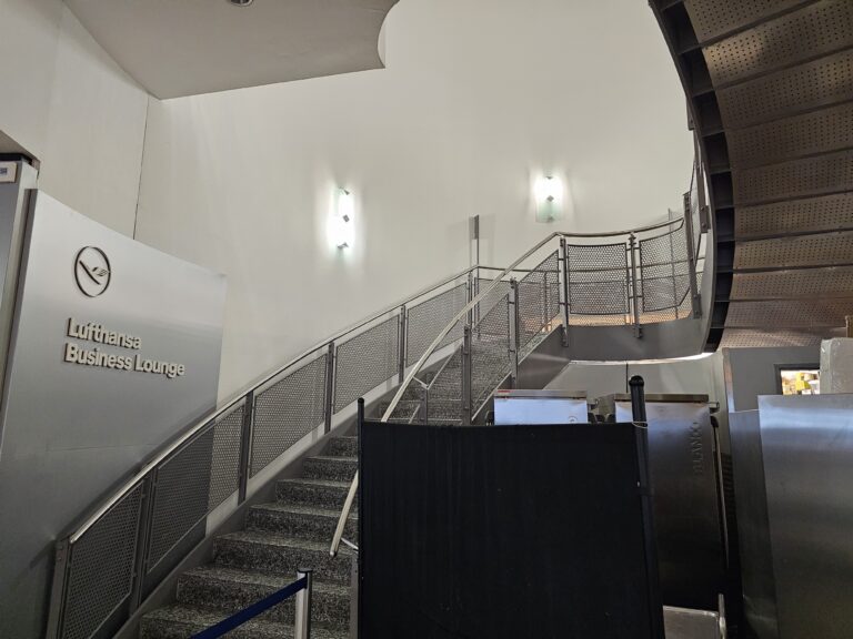 Lufthansa Business Lounge Frankfurt Airport (FRA) – How Does This Compare to Air Canada Maple Leaf Lounge?